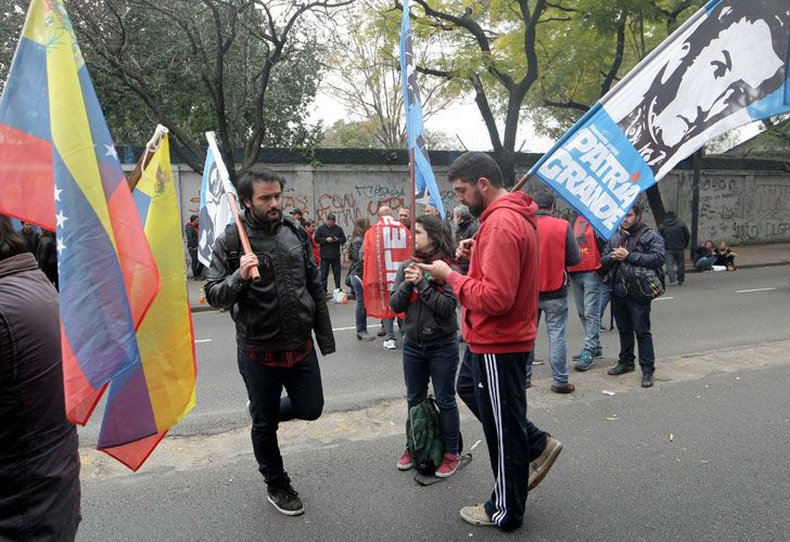 Agrupaciones kirchneristas apoyan al gobierno de Maduro en la embajada de Venezuela de Buenos Aires.