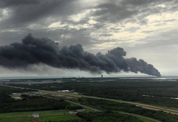 Explosión del cohete Falcon 9, en Cabo Cañaveral.