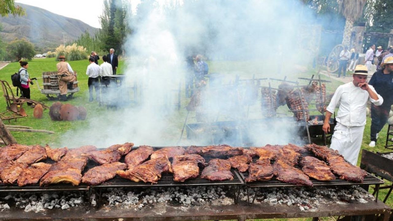 Los argentinos inventaron la carne a la parrilla? Así fue el origen del  asado argentino