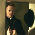 Ben Daniels es el Padre Marcus Lang