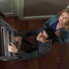 Geena Davis es Angela Rance y Alfonso "Poncho" Herrera es el Padre Tomas Ortega