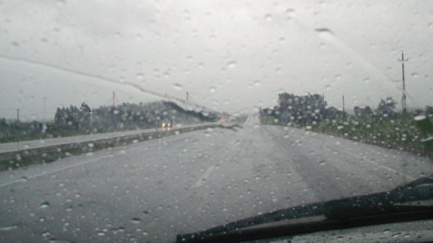 la-conduccion-bajo-lluvia-requiere-mayores-recaudos