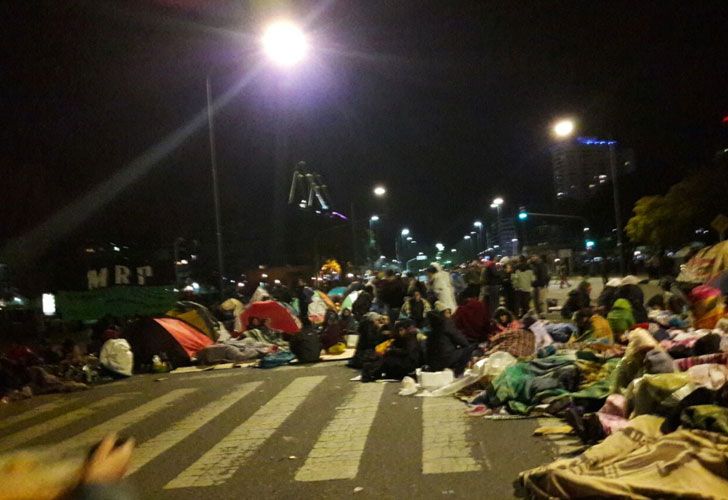 Trabajadores precarizados llevan a cabo "ollas populares y acampe en Puerto Madero" con cortes en los puentes de Puerto Madero.