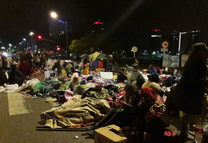 Trabajadores precarizados llevan a cabo "ollas populares y acampe en Puerto Madero" con cortes en los puentes de Puerto Madero.