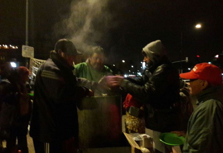 Trabajadores precarizados llevan a cabo "ollas populares y acampe en Puerto Madero" con cortes en los puentes de Puerto Madero.