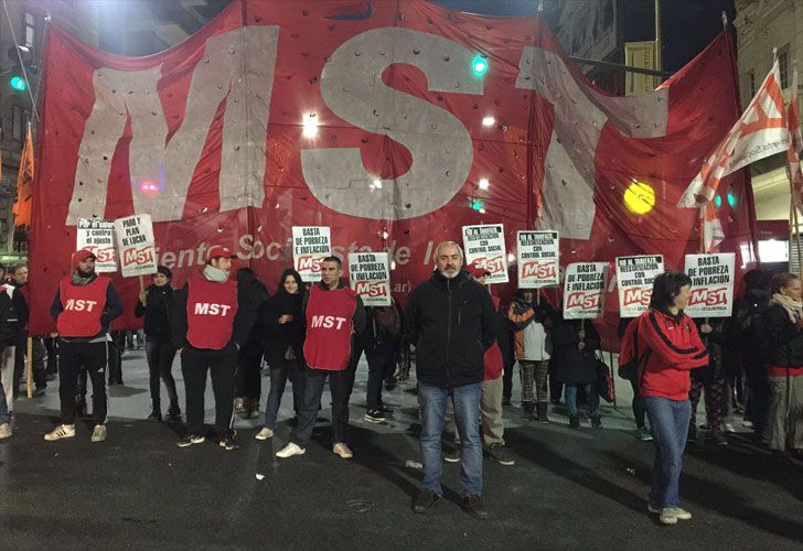 Los manifestantes, entre ellos del Partido Obrero y del Movimiento Socialista de los Trabajadores (MST), interrumpían desde las 6.30 la circulación vehicular en la esquina de las avenidas Corrientes y Callao. 