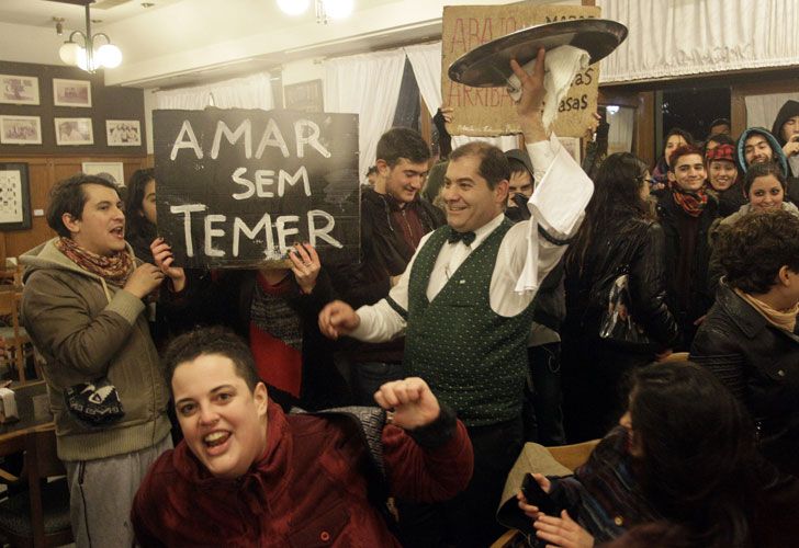 Inusual protesta frente a la Biela: "besazo".