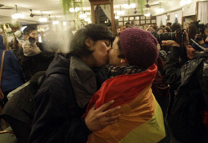 Inusual protesta frente a la Biela: "besazo".