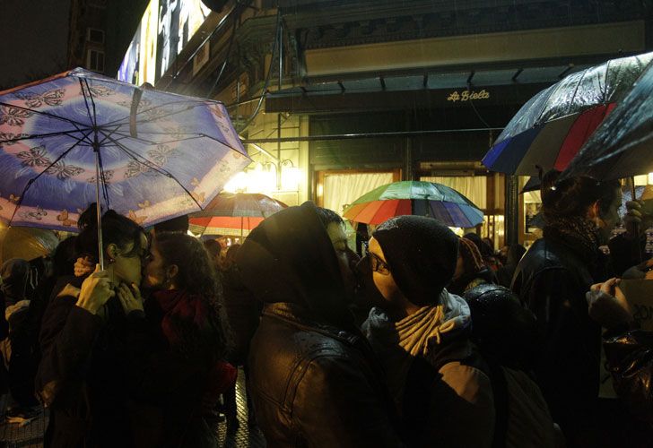 Inusual protesta frente a la Biela: "besazo".