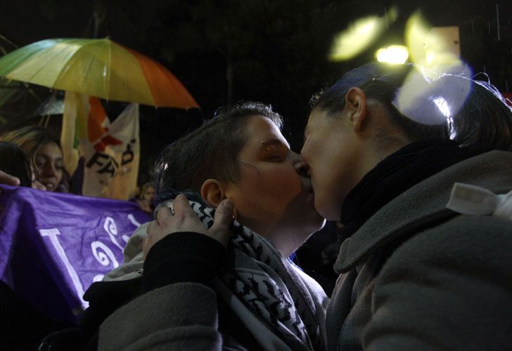 Inusual protesta frente a la Biela: "besazo".