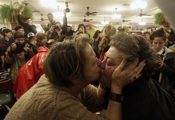 Inusual protesta frente a la Biela: "besazo".