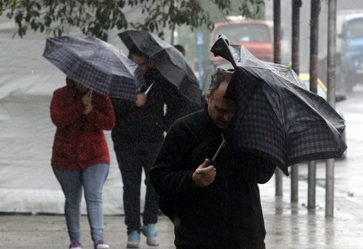 El viento y la lluvia castiga a los porteños.