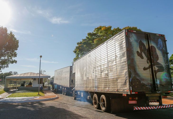 Cuatro enormes camiones ingresaron esta mañana en el palacio presidencial de Brasil.