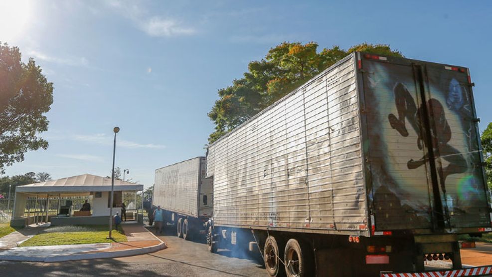 Cuatro enormes camiones ingresaron esta mañana en el palacio presidencial de Brasil.
