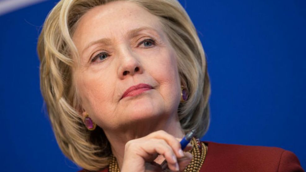 El médico de Hillary Clinton reveló que tiene neumonía.