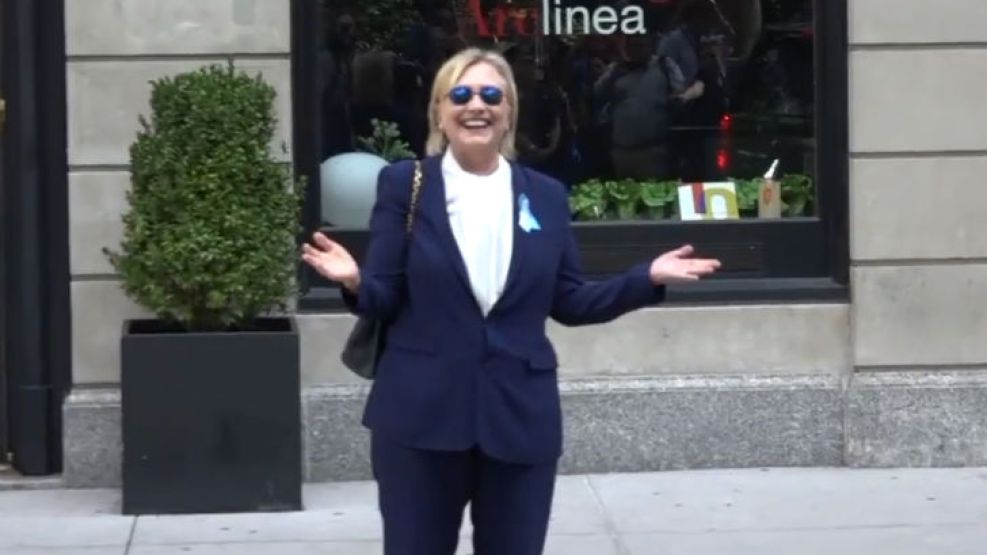 Hillary Clinton dejando el departamento de su hija. 
