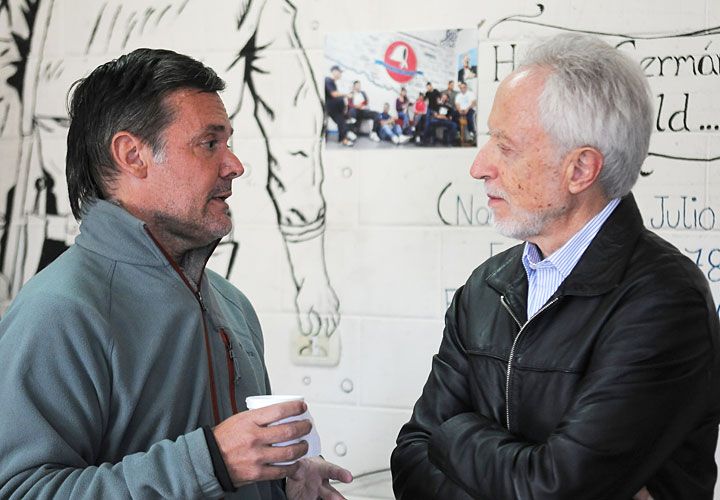 Cafecito. Tuvo lugar durante el desayuno ofrecido luego del encuentro, del que Farré no participó. Su perfecto inglés le permitió dialogar con Coetzee.