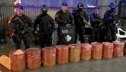 A la vista. Los datos del cargamento de pseudoefedrina estaban registrados en la pantalla del Sistema María (izq.) de la Aduana.