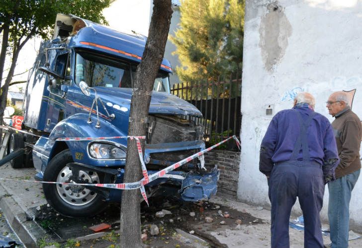 El camión perdió el control y mató a un hombre y su hijo.