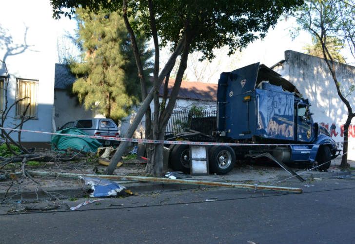 El camión perdió el control y mató a un hombre y su hijo.