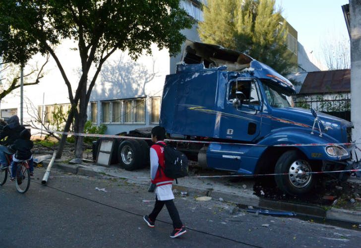 El camión perdió el control y mató a un hombre y su hijo.