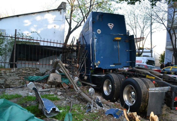 El camión perdió el control y mató a un hombre y su hijo.