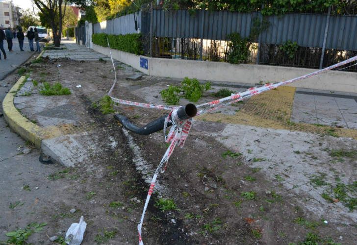 El camión perdió el control y mató a un hombre y su hijo.