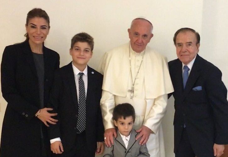 El ex presidente Carlos Saúl Menem mantuvo este lunes una audiencia privada con el papa Francisco en la residencia de Santa Marta, en El Vaticano, y afirmó que lo encontró "maravilloso, muy animado".