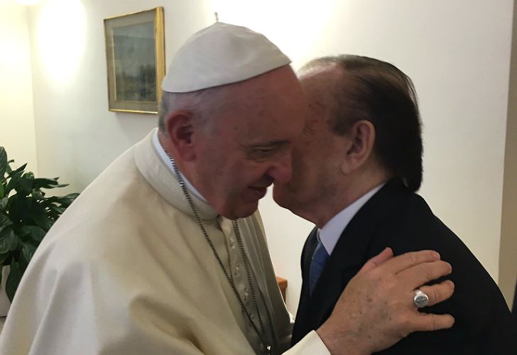 El Papa Francisco recibió este lunes al expresidente Carlos Menem, junto a su familia.