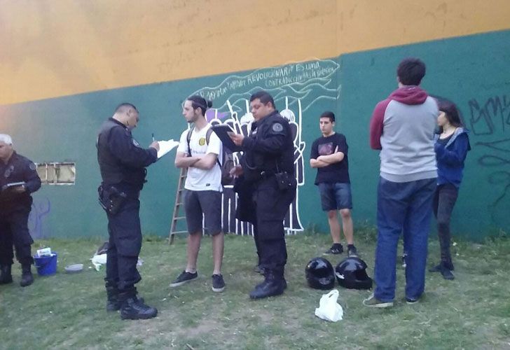 Detenidos por pintar un mural