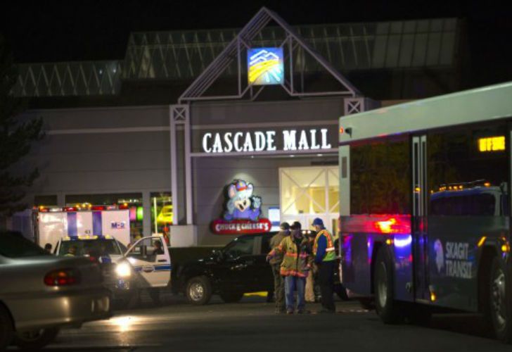 La policía se desplazó hasta el Cascade Mall de Burlington para asistir a las víctimas. 