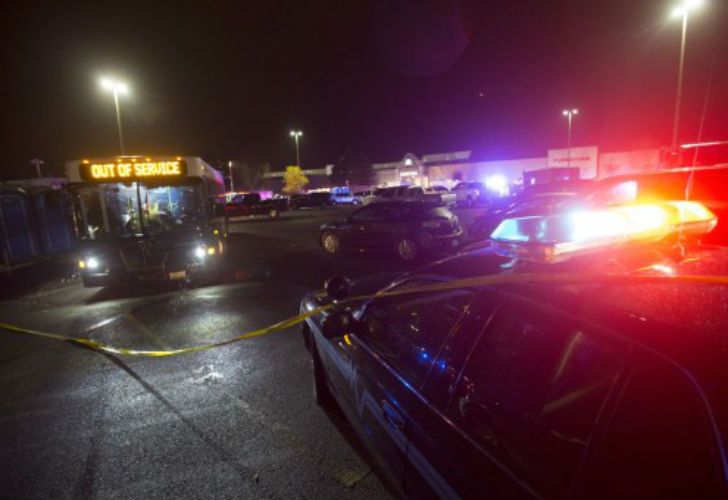 La policía se desplazó hasta el Cascade Mall de Burlington para asistir a las víctimas. 