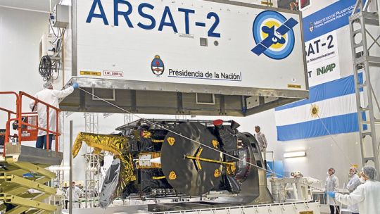 Nacional. El Arsat 1 y 2 están en órbita, el 3 está parado.