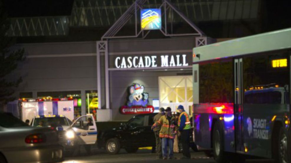 La policía se desplazó hasta el Cascade Mall de Burlington para asistir a las víctimas. 