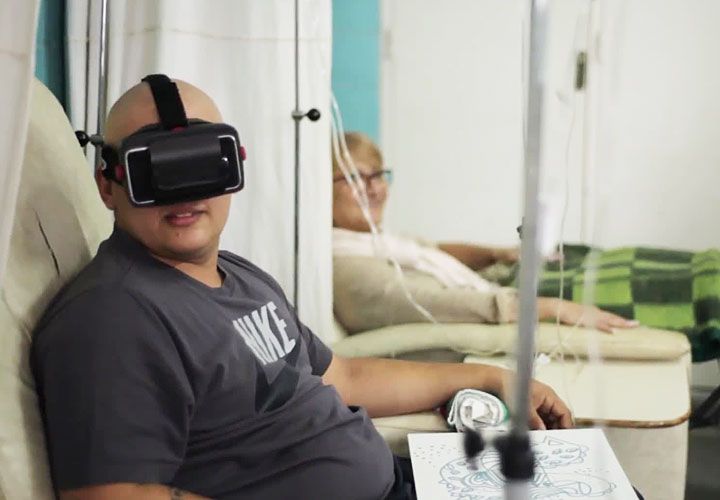 Experiencia. Provistos de celulares y cascos, los pacientes del Hospital de Clínicas pueden disfrutar de paisajes de playas o montañas en videos 360.