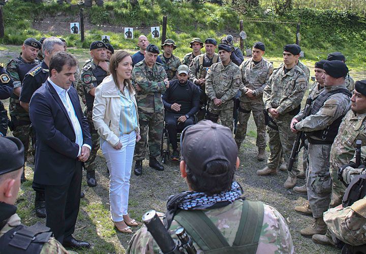 Encuentro. El miércoles último, la gobernadora y el ministro Ritondo visitaron a uno de los comandos del grupo.