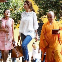 julianaawadachina-con-los-monjes-budistas-en-el-templo-lingyin-2016 