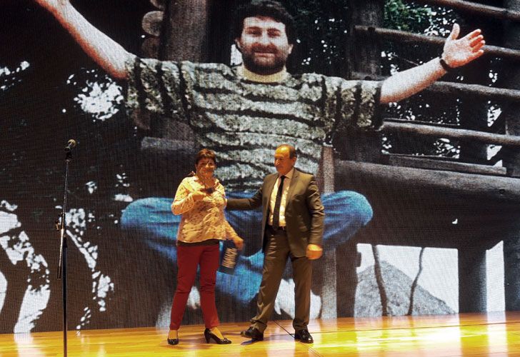 En el marco de la entrega los Premios Perfil 2016, se entregó una mención especial para José Luis Cabezas, el fotógrafo de revista Noticias. El galardón lo recibió su hermana, Gladys.