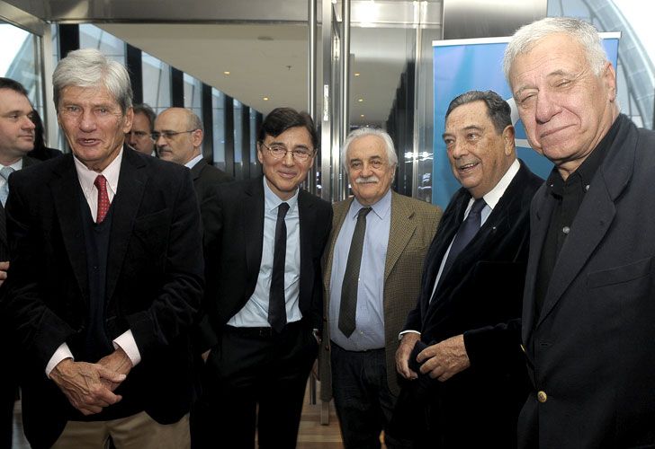 Jorge Fontevecchia con Gustavo Bossert, exmiembro de la Corte Suprema, Abel Posse y Carlos Campolongo.