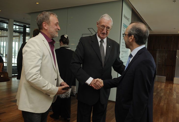 El director de Revista NOTICIAS, Edi Zunino y el director periodístico de Editorial Perfil, Gustavo González, conversan con el general Martín Balza.