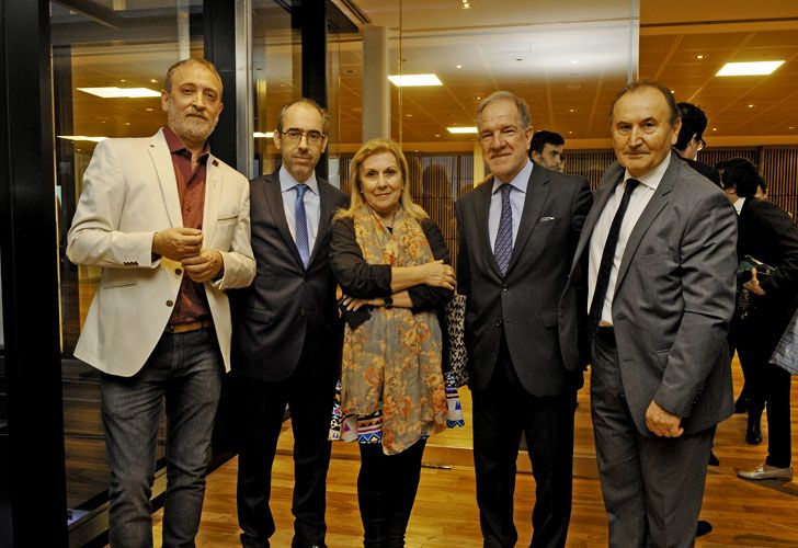 Edi Zunino, jefe de Redacción de Noticias; Gustavo González, director periodístico de Editorial Perfil; Teresa Pacitti; Héctor D’Amico y Carlos Lunghi, director  de Imágenes de Editorial Perfil.