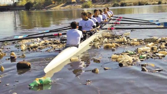 Basural. Remeros argentinos mostraron cómo se entrenan en el Reconquista.