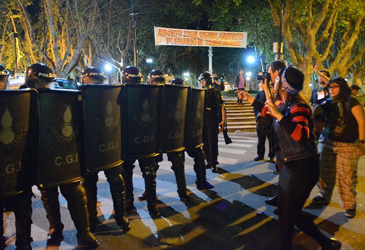 Represión en la marcha de la mujer en Rosario,