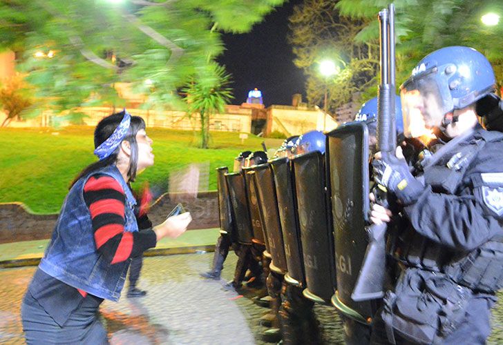 Represión en la marcha de la mujer en Rosario,