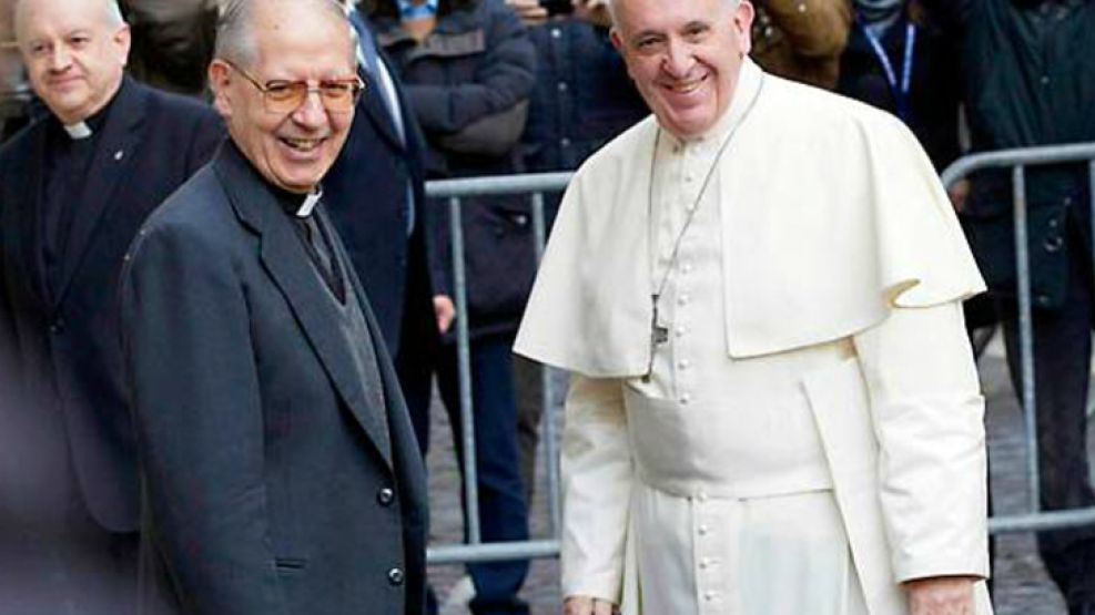 Adolfo Nicolás Pachón (actual "Papa Negro") junto al Papa Francisco.