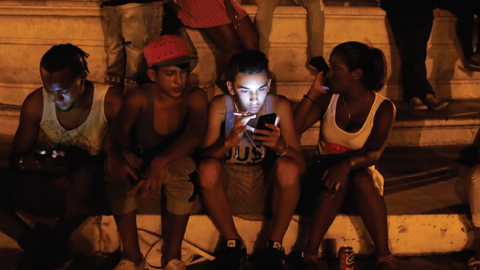 Los cubanos deben acudir a determinados lugares públicos para acceder a Internet.