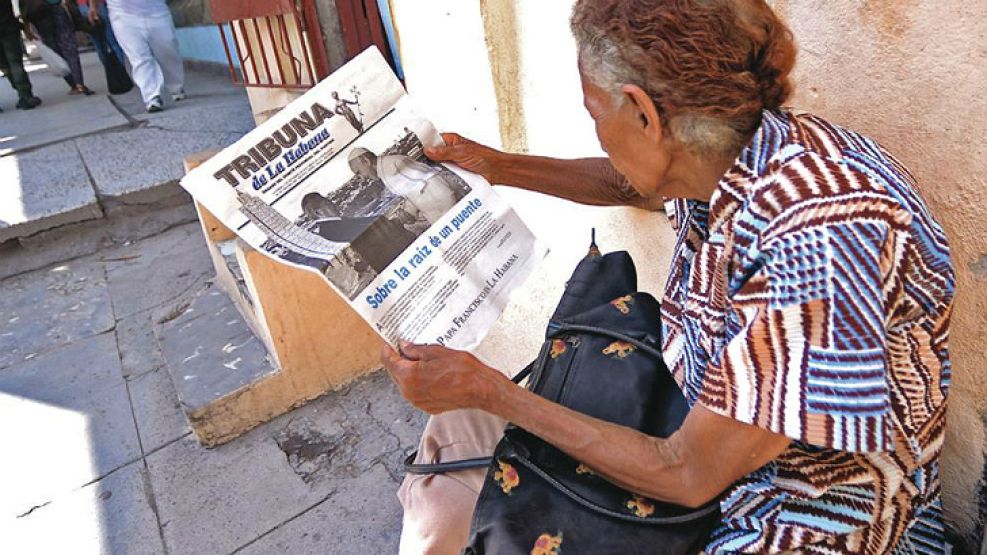 Una mujer lee un periódico estatal en Centro Habana. La prensa oficial se ha envalentonado por las declaraciones de Castro en el sentido de que los medios deben ser más críticos.