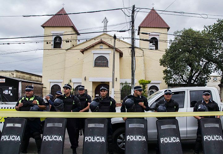 Custodia. La Policía tucumana valló la Iglesia durante una segunda reconstrucción del hecho. 