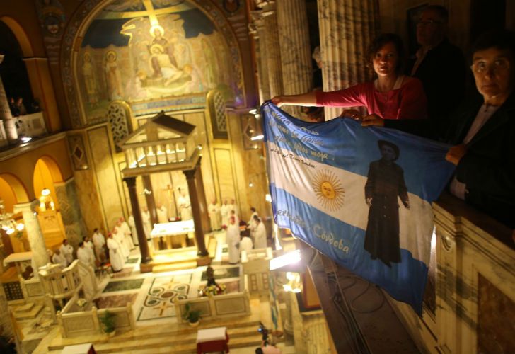 Celebración de la misa de vigilia en la Iglesia Santa Maria Dolorata de la ciudad de Roma, en vísperas de la canonización del "Cura Brochero".