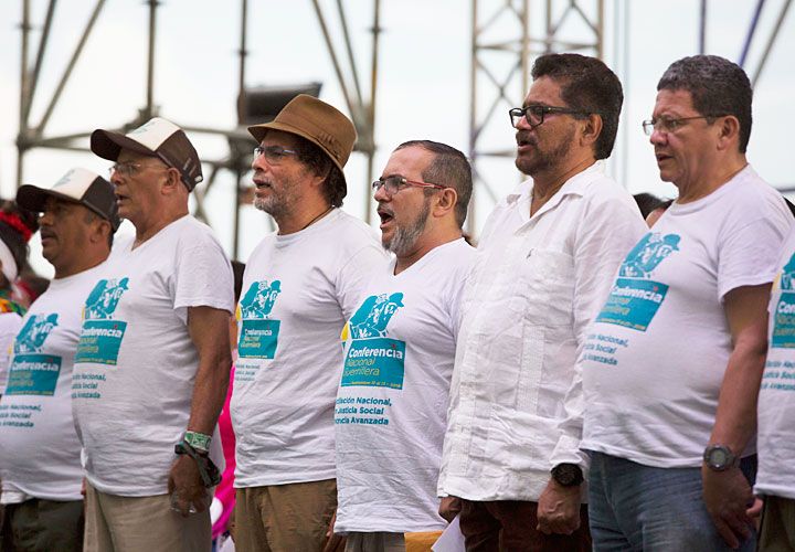 Cuadros. Timochenko (en el centro), Iván Márquez y Pablo Catatumbo (a la derecha) apuestan a dejar la selva y liderar la formación política. Provienen de la Juventud Comunista Colombiana.